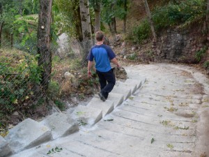 Escaleras de obra en el acceso a Suils