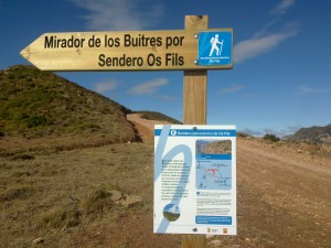 Señal de inicio del recorrido, junto a la pista de acceso al Mirador de los Buitres