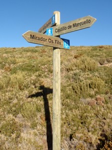 Señalización direccional en el acceso al Mirador del Tornillo