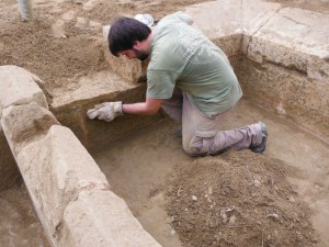 Pablo limpiando minuciosamente el vaso del lavadero de piedra