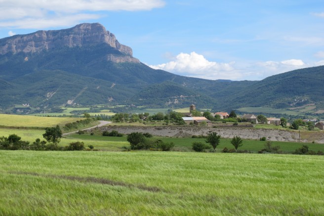 Vista de Peña Oroel desde el sendero de Caniás